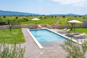 Holiday house Mara with 4 bedrooms, private pool, summer kitchen, panoramic valley views