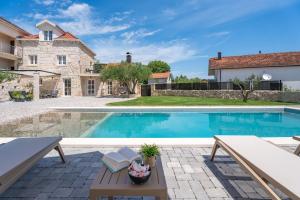 NEW! Holiday house Mara with 4 bedrooms, private pool, summer kitchen, panoramic valley views 