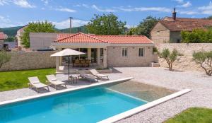 Holiday house Mara with 4 bedrooms, private pool, summer kitchen, panoramic valley views