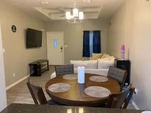 Cozy Getaway with King Bed near UTRGV - 爱丁堡