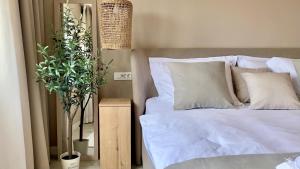 Up&Above ,New Luxury Apt, Steps from Beach and Old Town