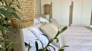 Up&Above ,New Luxury Apt, Steps from Beach and Old Town