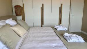 Up&Above ,New Luxury Apt, Steps from Beach and Old Town