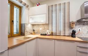 Lovely Apartment In Sinj With Wifi