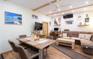 Lovely Apartment In Sinj With Wifi