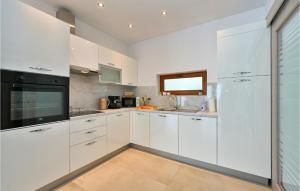 3 Bedroom Cozy Home In Vinica 