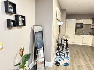 2 Bed Apartment - Sleeps 4 - Wifi - Parking