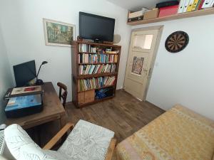 EN Homestay with private top floor, 3 bedrooms, bathroom, kitchenette, host stays downstairs with a cat and 2 small dogs --- CS Soukromé horní patro, 3 ložnice, koupelna, vařič, balkon - Přízemí sdílené s hostitelem, kočkou a 2 malými psy