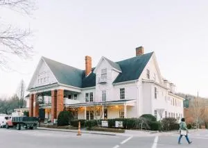 The NuWray Hotel & Carriage House - Green Mountain
