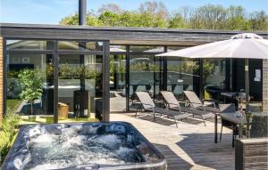 Four-Bedroom Holiday Home With A Fireplace In Juelsminde