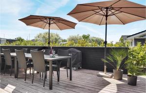 Four-Bedroom Holiday Home With A Fireplace In Juelsminde