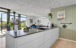 Four-Bedroom Holiday Home With A Fireplace In Juelsminde