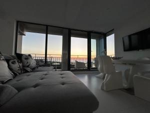 Donna Alba Seaview Penthouse, casa ta de pe plajă