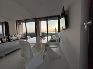 Donna Alba Seaview Penthouse, casa ta de pe plajă