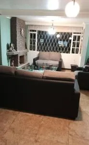 Amplia casa urbanización privada - San Juan