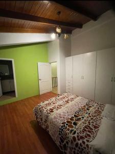 Amplia casa urbanización privada