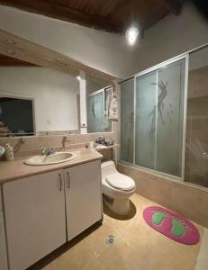 Amplia casa urbanización privada