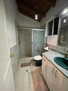 Amplia casa urbanización privada