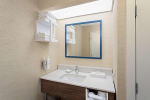 King Room with Sofa Bed and Study - Non-Smoking room in Hampton Inn Buffalo-South/I-90