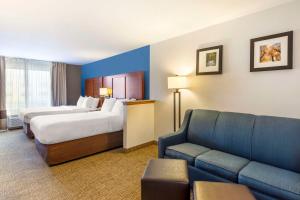 Queen Suite with Two Queen Beds - Non-Smoking room in Comfort Suites Firestone Longmont