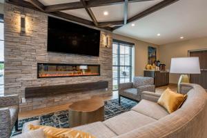 Comfort Inn & Suites Jacksonville - Orange Park Near Naval Air Station