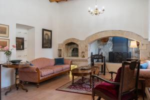 The Olive Mill House - Luxe Villa, Classic Charm