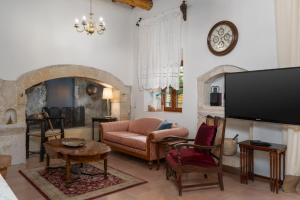 The Olive Mill House - Luxe Villa, Classic Charm