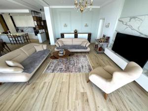 Seafront Oasis Luxury Apartment, with Sae View