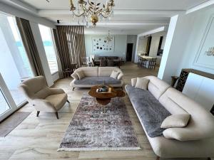 Seafront Oasis Luxury Apartment, with Sae View