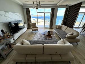 Seafront Oasis Luxury Apartment, with Sae View