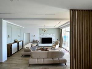 Seafront Oasis Luxury Apartment, with Sae View