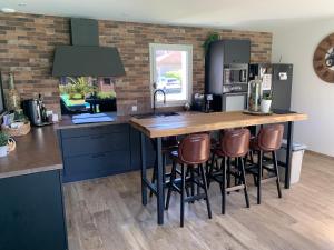 Maison au calme avec piscine chauffée à 10 mn des plages