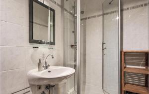 Nice Apartment In Börgerende With Wifi