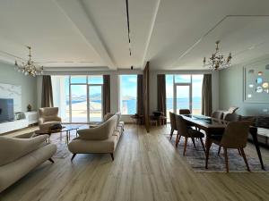 Seafront Oasis Luxury Apartment, with Sae View