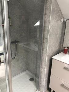 Chez Blandine - jolie chambre et mezzanine climatisées proche UTT infrastructures sportives