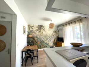 Studio climatisé avec balcon à 10 mn des plages