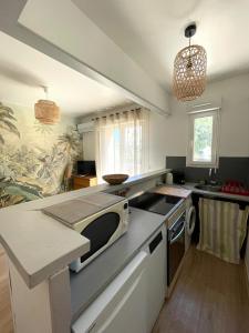 Studio climatisé avec balcon à 10 mn des plages