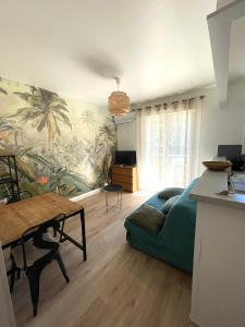 Studio climatisé avec balcon à 10 mn des plages