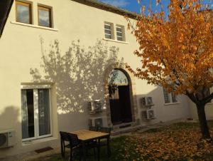 Appartements T2 renove avec parking prive a proximite de LYON : photos des chambres