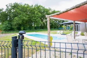 Maisons de vacances L-Evasion en Pierre Piscine et Etang Prive : photos des chambres