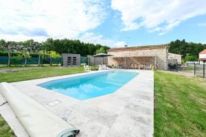 Maisons de vacances L-Evasion en Pierre Piscine et Etang Prive : photos des chambres
