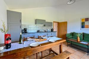 Maisons de vacances L-Evasion en Pierre Piscine et Etang Prive : photos des chambres
