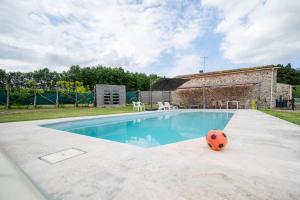Maisons de vacances L-Evasion en Pierre Piscine et Etang Prive : photos des chambres