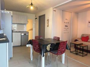 Appartements T2 lumineux renove avec vue etang, clim, parking, WIFI - FR-1-553-205 : photos des chambres