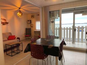 Appartements T2 lumineux renove avec vue etang, clim, parking, WIFI - FR-1-553-205 : photos des chambres