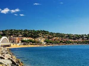 Studio Mezzanine Lumineux à 50m de la Plage – 5 Couchages à Sainte-Maxime - FR-1-226-474