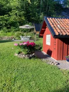 Nyrenoverad liten stuga i Marmorbruket - Kolmården