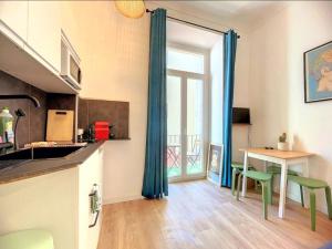 All new charming 1br hyper centre with balcony and AC