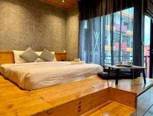 Mira Naiharn, Minimalist Design & Mountain View at Relife Windy