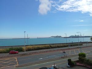 Sea view flat opposite port with parking